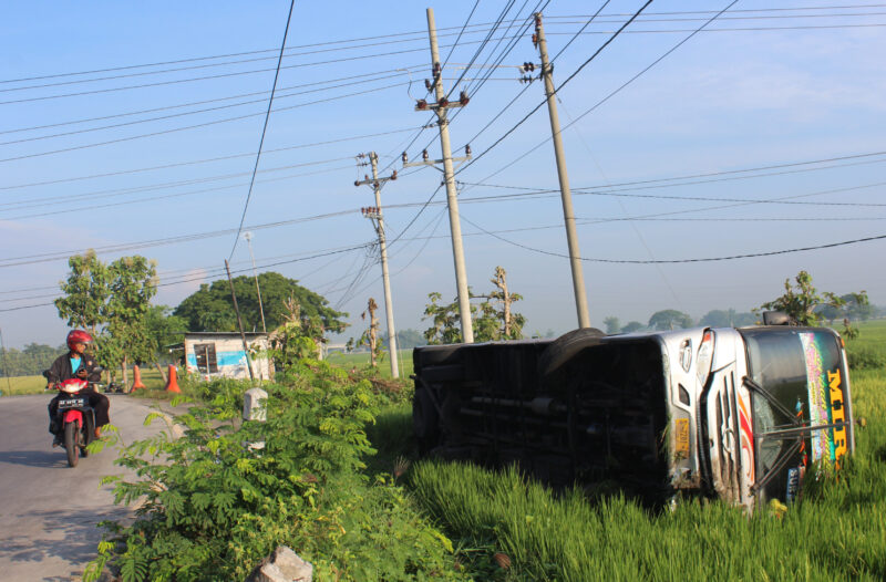 Tikungan Maut Sragen Kembali Makan Korban, Kali Ini Bus Mira yang Terguling