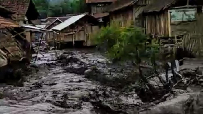 Ngeri, Banjir Bandang di Bondowoso Berwarna Hitam Pekat