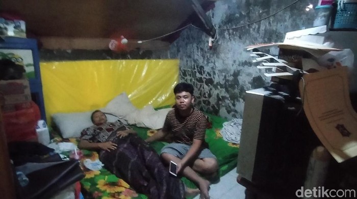 Rawat Ibunya Yang Terkena Kanker, Kisah Dua Bocah Surabaya ini Viral