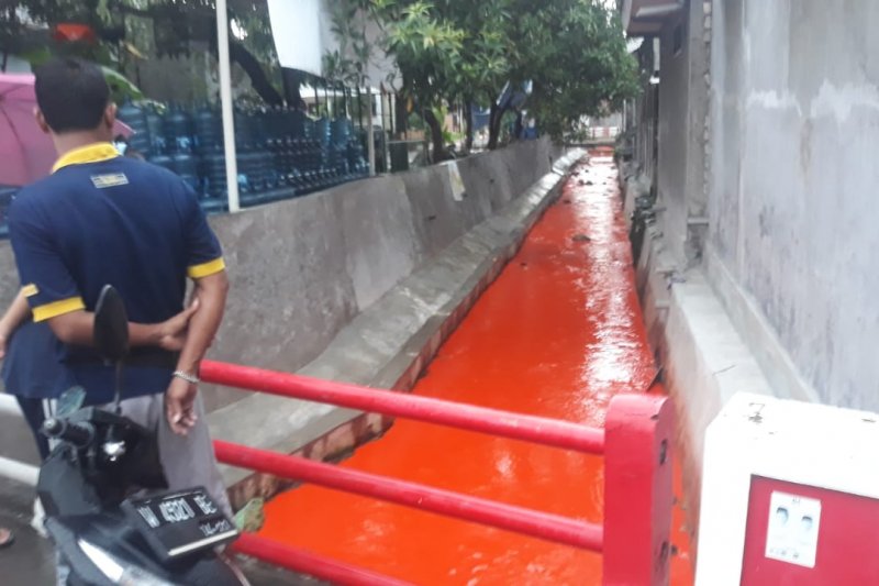 Di Gresik ada Sungai Berwarna Oranye, Ternyata..