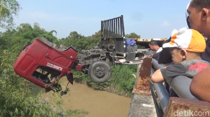 Truk Trailer Tabrak Pembatas Jembatan di Jombang, Sopir dan Kernet Terjun Ke Sungai