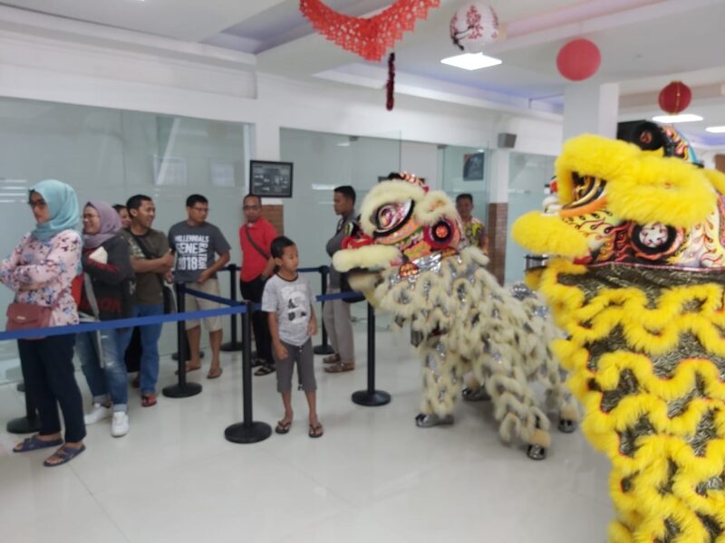 Peringati Imlek, Lima Barongsai Beraksi di Stasiun Madiun