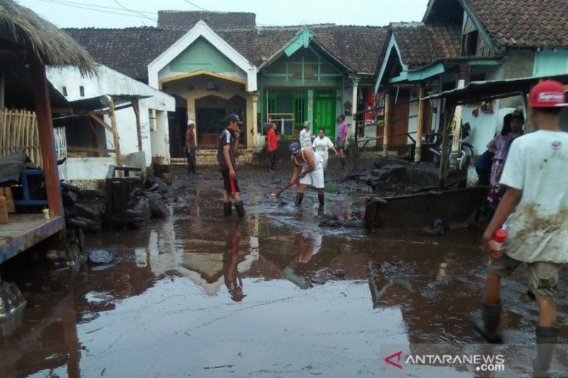 Sambil Bawa Bantuan Logistik, Gubernur Jatim Tinjau Lokasi Banjir Bandang Bondowoso