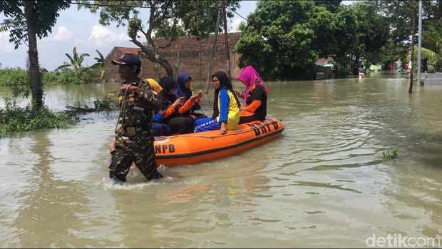3 Hari Banjir Belum Surut, Warga 3 Desa di Mojokerto dan Jombang Menderita