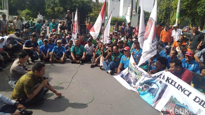 Protes Kereta Kelinci Berkeliaran, Supir Angkutan di Jombang Demo