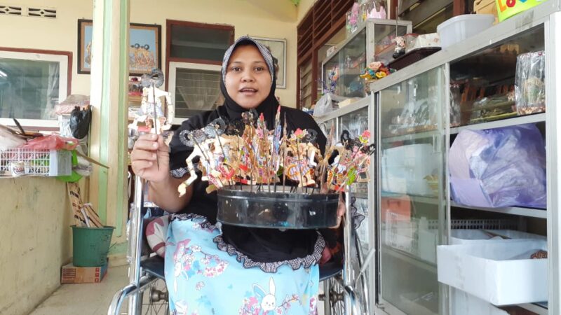 Lalui Perjuangan Tak Mudah, Wanita Difabel Madiun ini Mulai Nikmati Hasil Jualan Wayang Mini