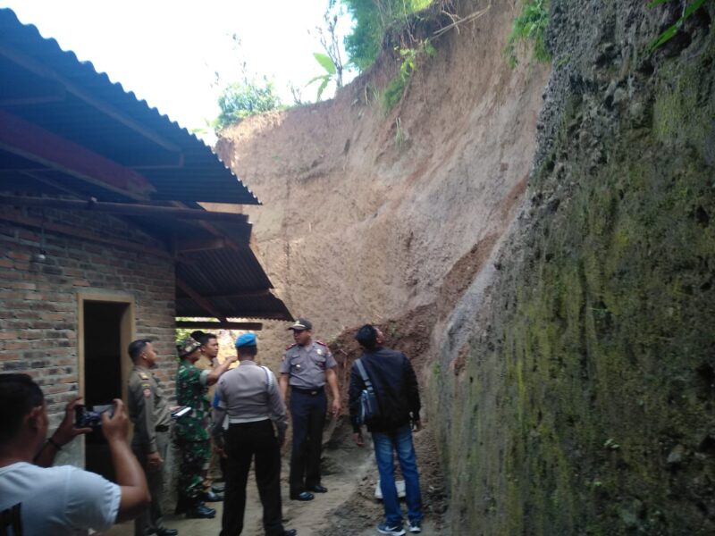 Tanah Longsor Rusak Satu Rumah di Ngebel Ponorogo