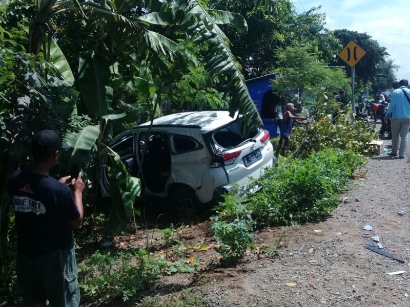 Kecelakaan Karambol di Madiun, Dua Mobil Ringsek
