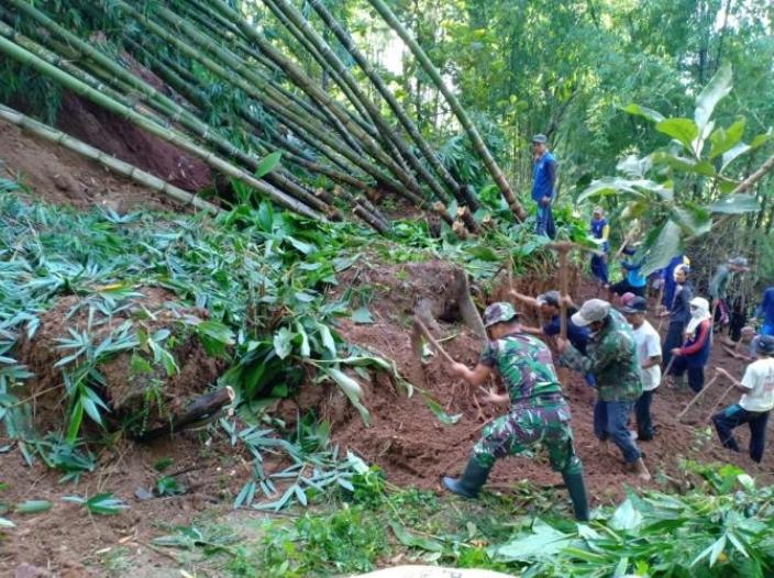 Tanah Longsor Terjang 3 Kecamatan di Magetan, Jalan Desa Tertutup Material Longsoran