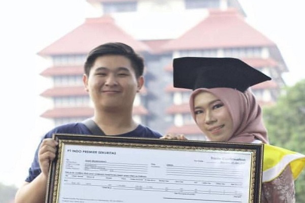 Bosan Sama Hadiah Biasa, Mahasiswa Ini Kasih Kado Saham Untuk Gebetan yang Wisuda