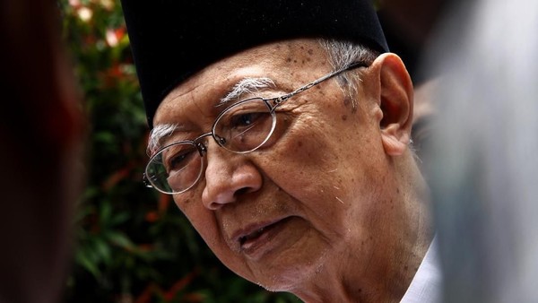 Makam Gus Sholah di Samping Makam Ayahnya