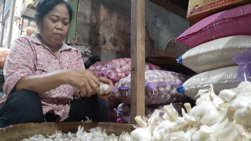 Stok Menipis, Harga Bawang Putih di Madiun Meroket 100%