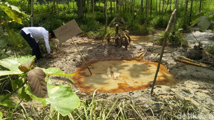 Bekas Sumur Minyak Di Bojonegoro Keluarkan Lenthung, Warga Penasaran