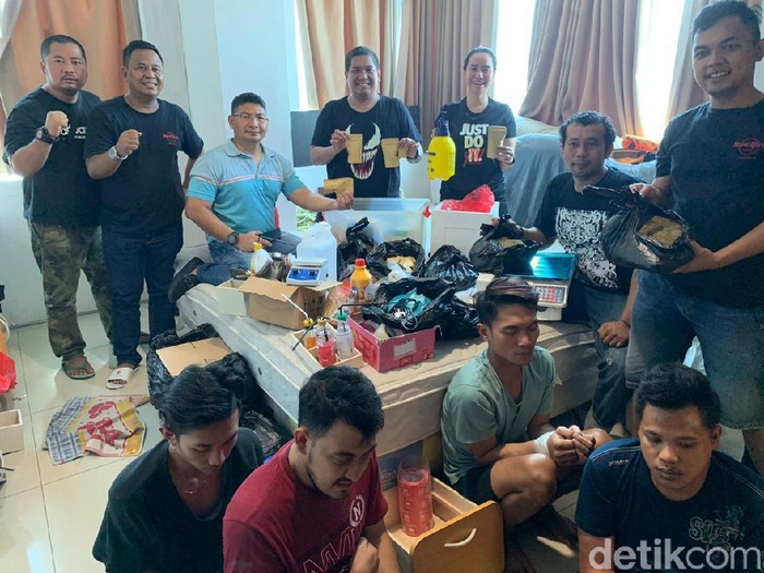 Empat Orang Ditangkap Buntut dari Penggerebekan Pabrik Ganja Sintetis di Surabaya