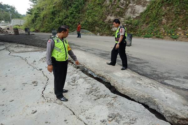 Jalan Ponorogo-Pacitan Ambles, Kendaraan Berat Cari Jalan Alternatif