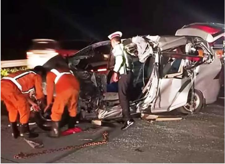 Avanza Seruduk Truk Trailer di Tol Madiun-Kertosono, 2 Tewas