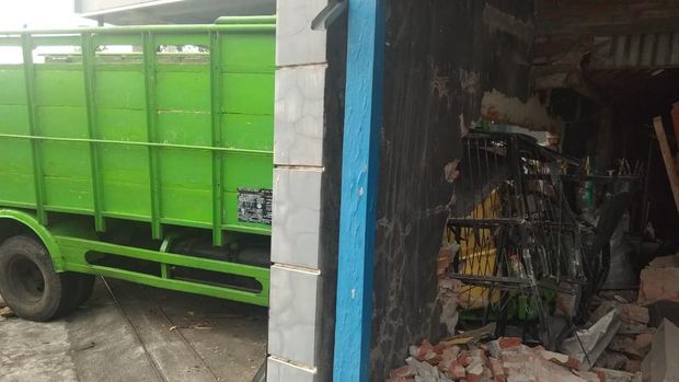 Bawa Kabur Truk, Pengidap Gangguan Jiwa di Tulungagung Tabrak Rumah