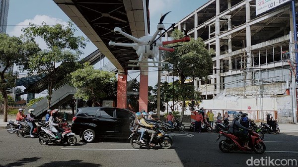 Wali Kota Surabaya Pimpin Langsung Penyemprotan Disinfektan Pakai Drone