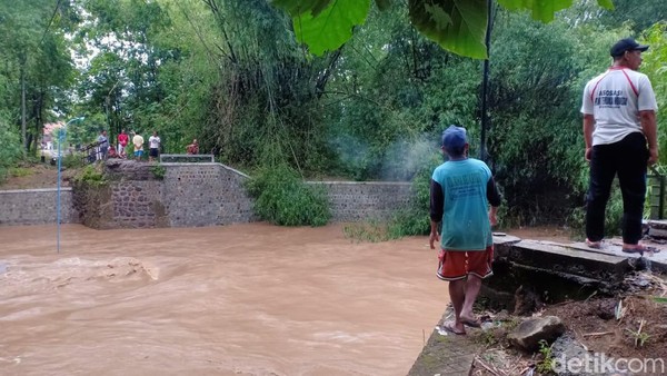 Jembatan Trunojoyo di Ponorogo Ambrol Karena Sampah Bambu