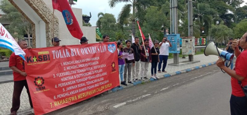 Buruh dan Mahasiswa Madiun Tolak Omnibus Law Cipta Lapangan Kerja
