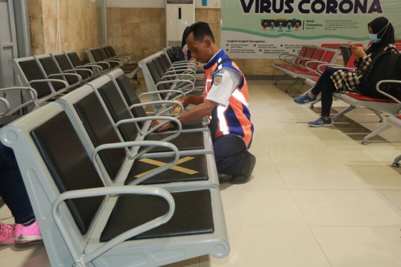 Cegah Corona, Jarak Antrean di Stasiun Madiun Diatur 1,5 Meter