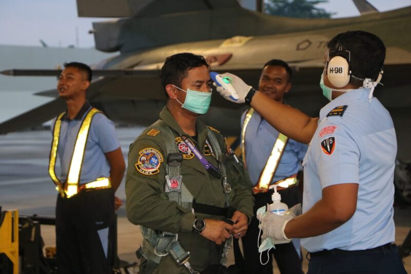 Usai Jalani Misi di Ambon, Pilot Lanud Iswahjudi Disemprot Disinfektan