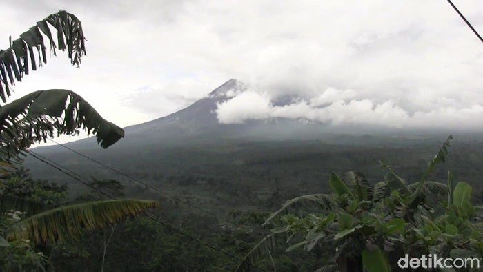 Gunung Semeru Muntahkan Lava Pijar, Status Masih Waspada