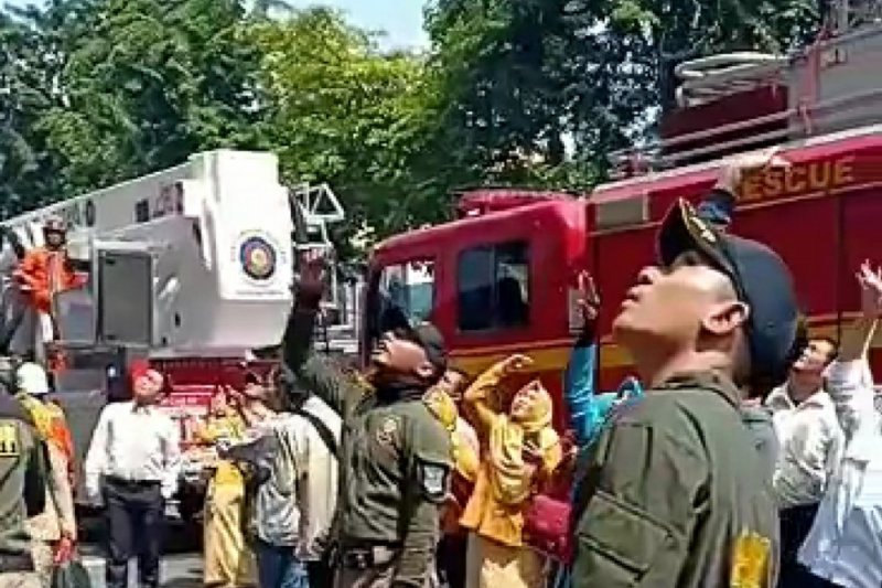 Gedung Siola Surabaya Terbakar, Wali Kota Risma Ikut Bantu Evakuasi
