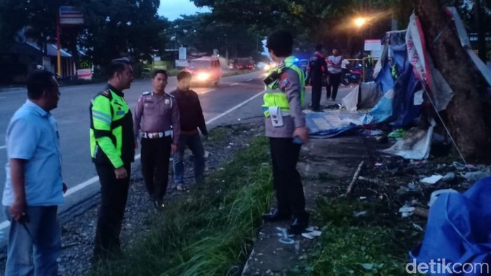 Toyota Innova Tabrak Tenda Buruh Yang Sedang Demo di Pasuruan, 4 Tewas