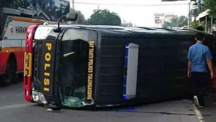 Mobil Pengangkut 10 Napi LP Tulungagung Terguling