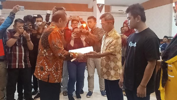 Korban Kerusuhan Suporter Persebaya-Arema FC Dapat Bantuan Rp176 Juta