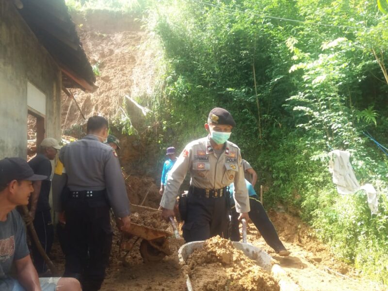 Tanah Longsor Rusak Rumah Perangkat Desa di Ponorogo