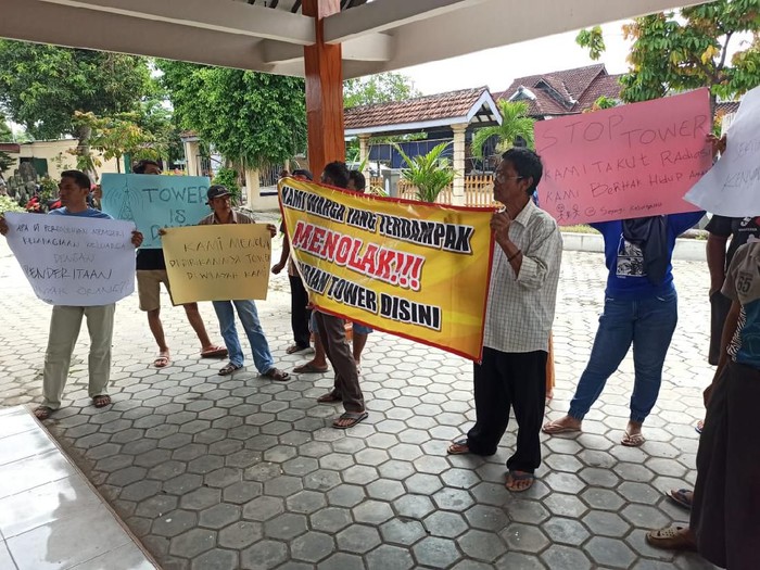 Belasan Warga Ponorogo Demo Tolak Pembangunan Tower BTS