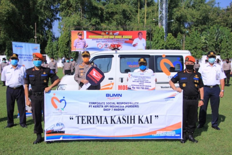 PT KAI Daop 7 Serahkan Bantuan Mobil Jenazah ke Polres Madiun