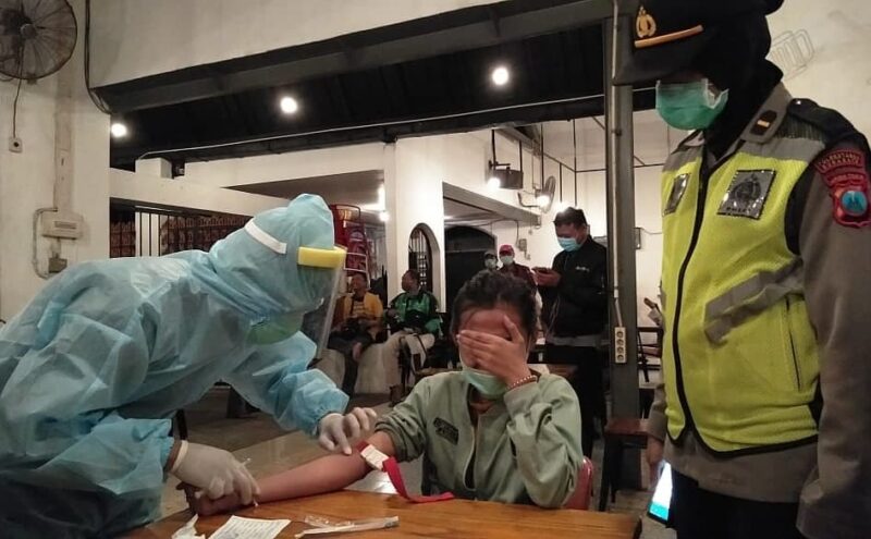 Terjaring Patroli Tim Penanganan Covid-19, Puluhan Pengunjung Kafe di Surabaya Jalani Rapid Test