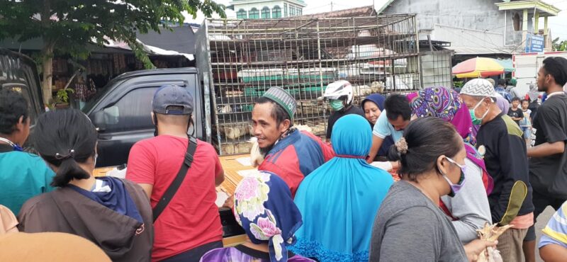 Aksi Bagi-Bagi Ayam Gratis di Madiun Abaikan Anjuran Physical Distancing