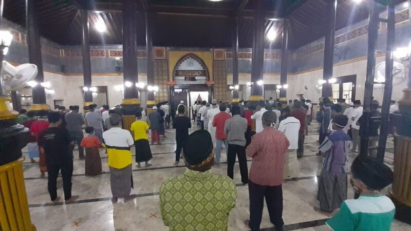 Begini Pelaksanaan Salat Tarawih Pertama di Madiun Saat Pandemi Covid-19