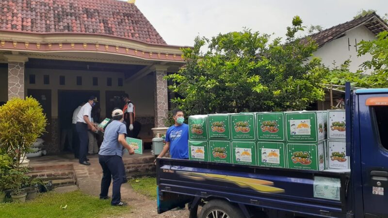 PT KAI Bagikan 700 Paket Sembako Kepada Warga dan Pekerja di Stasiun Madiun