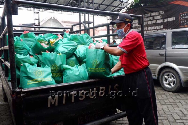 Kemenag Ponrogo Salurkan 1.350 Paket Sembako Hasil Zakat dan Sumbangan Pegawai