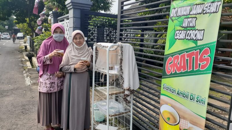 Emak-Emak Madiun Bagi-Bagi Jamu Gratis