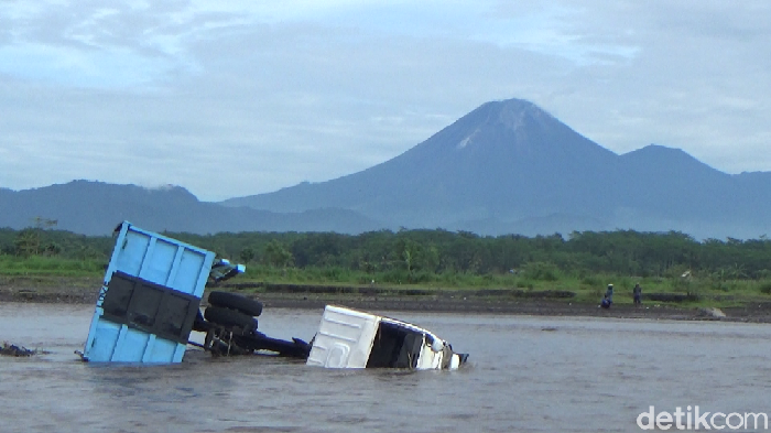 Diterjang Banjir Lahar Dingin Gunung Semeru, Dua Truk Terguling