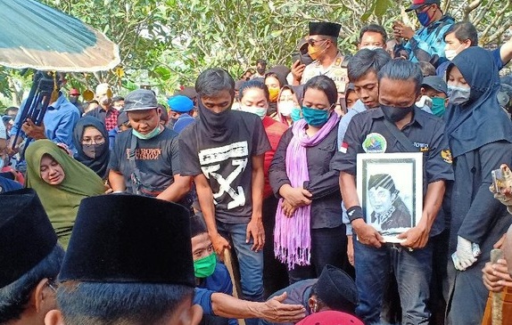 Jenazah Didi Kempot Dimakamkan, Istri Menangis Hingga Pingsan