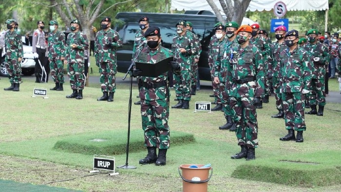 Panglima TNI Hadi Tjahjanto Pimpin Upacara Pemakaman Djoko Santoso