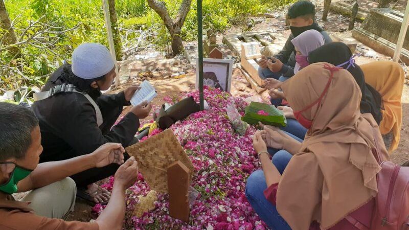 Jelang 7 Hari, Ratusan Sobat Ambyar Datangi Makam Didi Kempot