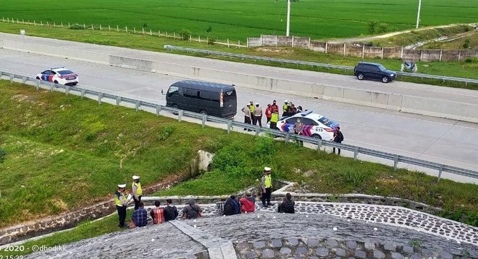 Polisi Pergoki Kendaraan yang Turunkan Pemudik di Overpass Tol Ngawi