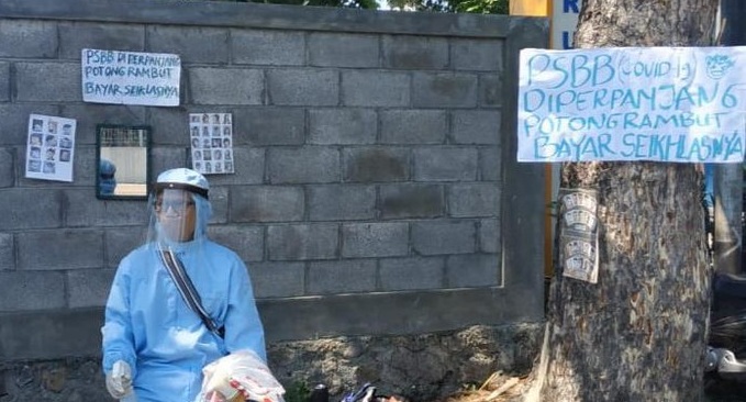 Tukang Cukur Keliling Pakai APD di Surabaya Curi Perhatian