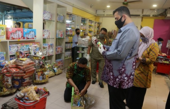 Sidak Swalayan, Wali Kota Probolinggo Temukan Makanan Tidak Layak Edar