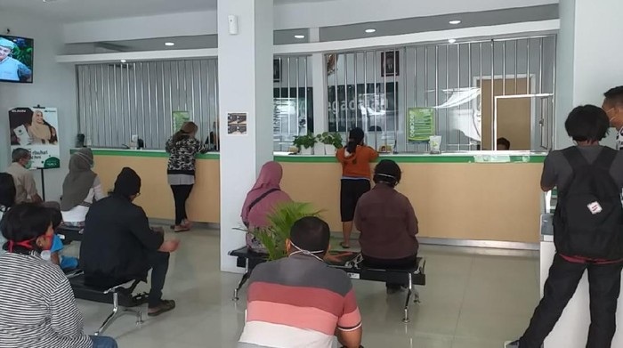 Jelang Lebaran Warga Blitar Gadaikan Perhiasan dan Mobil