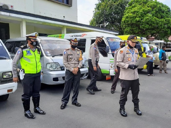 Bawa Pemudik dari Bali dan Madura, 5 Mobil Travel Diamankan di Bondowoso