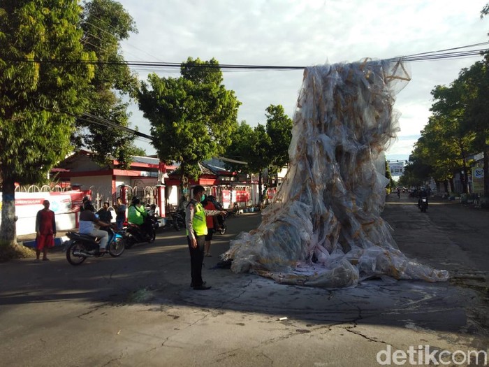 Api Masih Menyala, Balon Udara Tersangkut di Kabel Listrik di Tengah Jalan Ponorogo